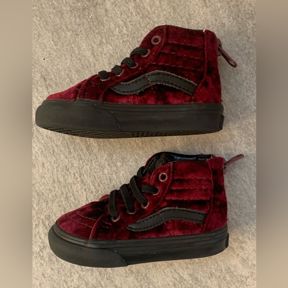 Vans Toddler Sk8-Hi Zip Shoe in crushed velvet size 4.0 (toddler)